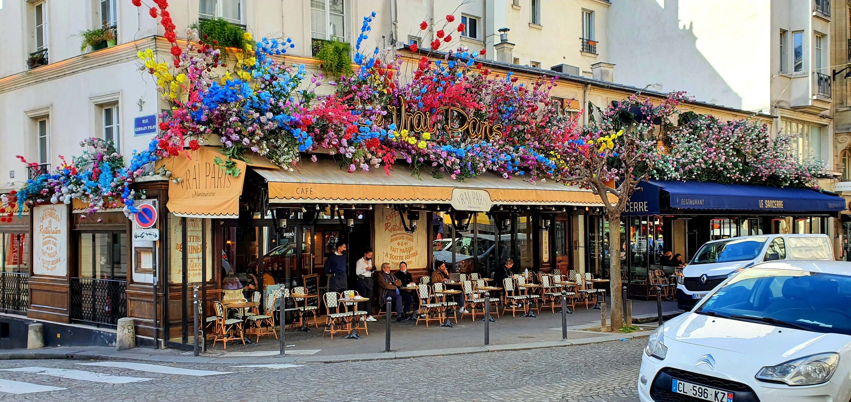 Foto de cafetería en el Barrio de Montmartre en París 
